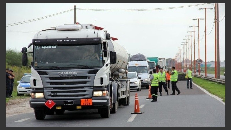 Cada año, a esta altura del otoño, las rutas de la provincia se saturan de camiones repletos de granos en su peregrinar a los puertos.
