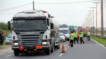 Cada año, a esta altura del otoño, las rutas de la provincia se saturan de camiones repletos de granos en su peregrinar a los puertos.