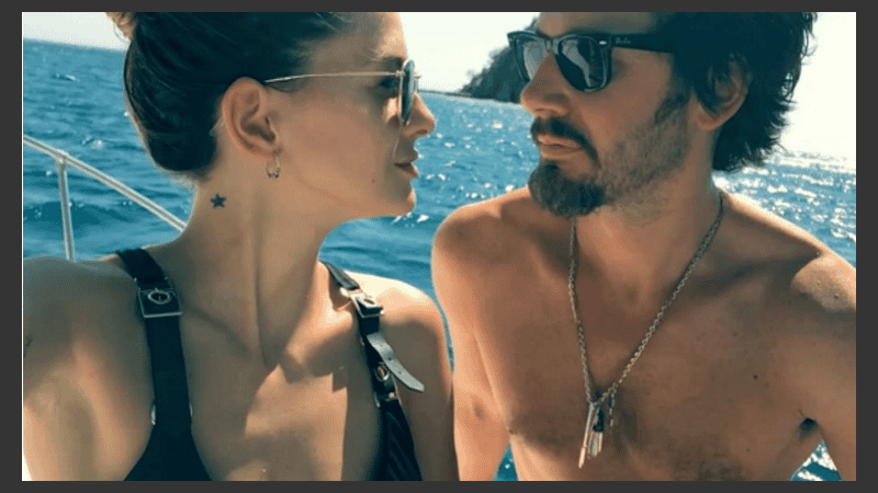 La pareja estuvo a los besos en un yate en Cartagena. 