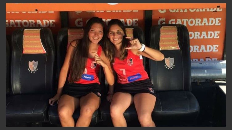 Noelia (izquierda) debe ser operada y su familia necesita juntar dinero.