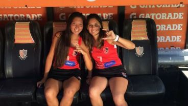 Noelia (izquierda) debe ser operada y su familia necesita juntar dinero.