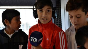 Los chicos pasaron por la radio y dejaron sus mensajes.