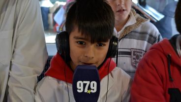 Los chicos pasaron por la radio y dejaron sus mensajes.