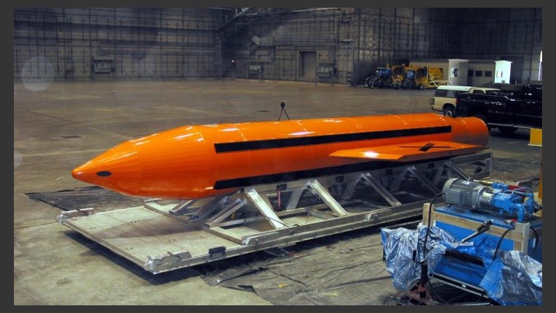 Un ejemplar de la bomba GBU-43 MOAB, 
