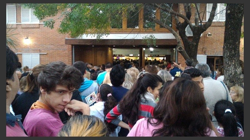 La cola para ingresar a Natividad del Señor.