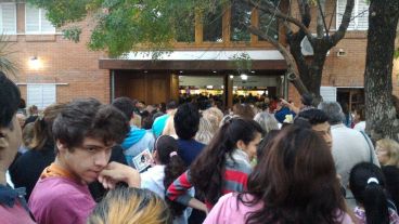 La cola para ingresar a Natividad del Señor.