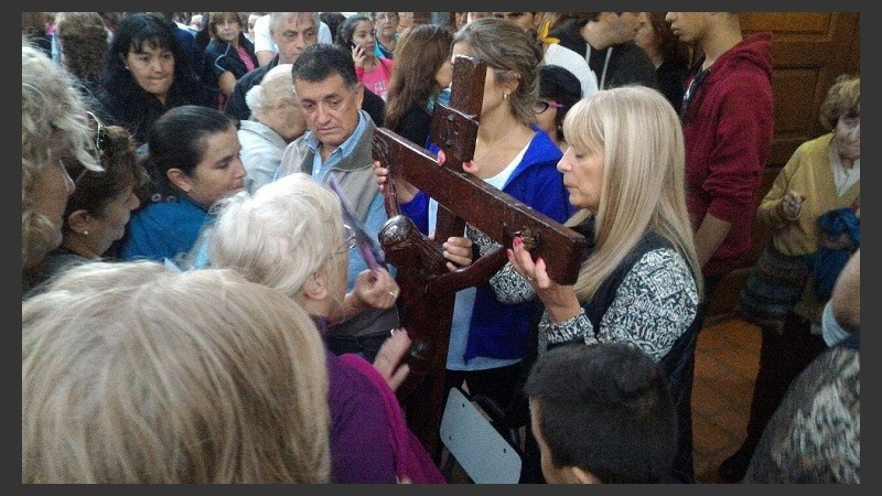 Fieles adorando las figuras de Cristo y la virgen.