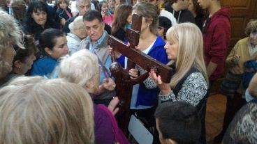 Fieles adorando las figuras de Cristo y la virgen.