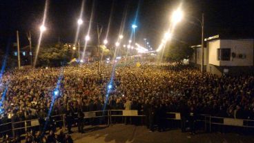 La marea de fieles vista desde el escenario central en Rucci.