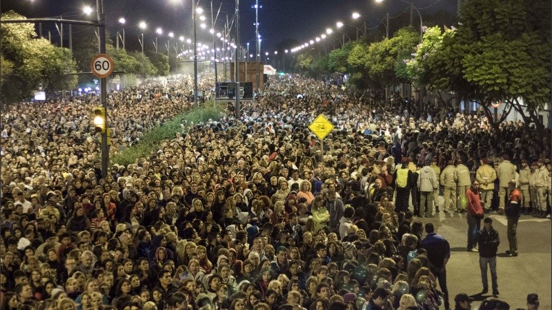 Otro viernes santo colmado de fieles a la espera del Padre Ignacio
