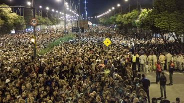 Otro viernes santo colmado de fieles a la espera del Padre Ignacio