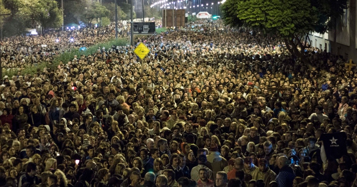 Las fotos de la multitud en el Vía Crucis de barrio Rucci | Rosario3
