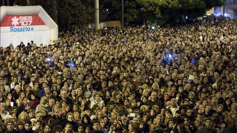 La marea de fieles vista desde el escenario central en Rucci.