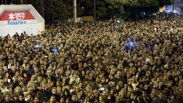 La marea de fieles vista desde el escenario central en Rucci.