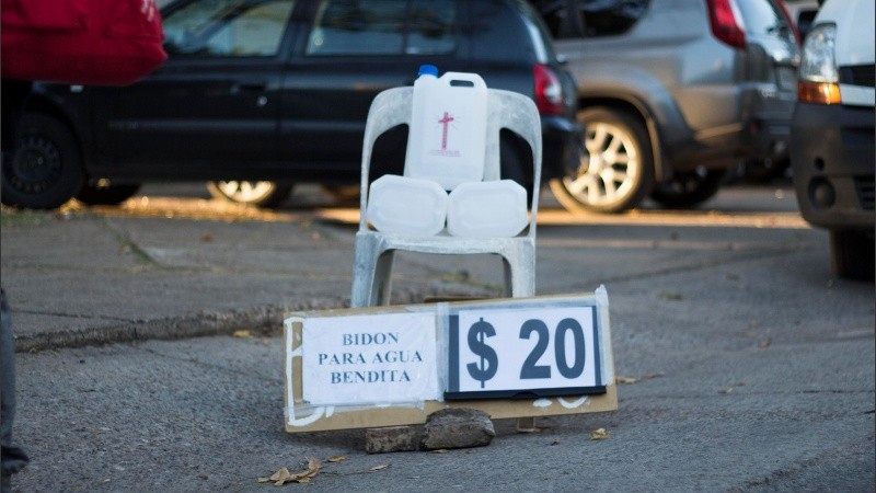 El agua bendita, una de items más buscado por los fieles