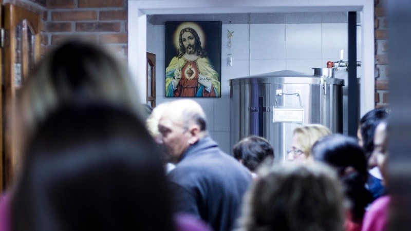 Cola importante de feligreses que esperaban por su cuota de agua bendita