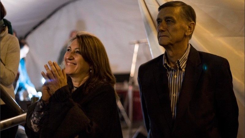 La intendenta Mónica Fein junto al ex gobernador Hermes Binner saludaron al Padre Ignacio