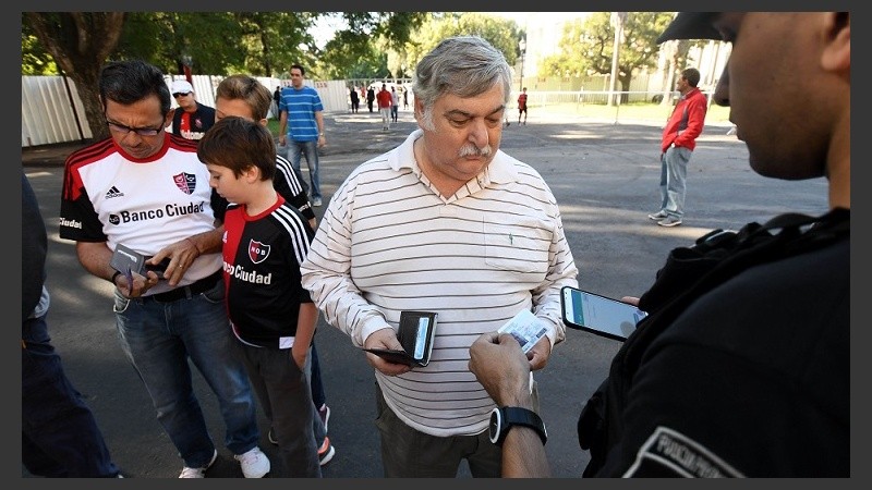 Policía escanea un documento con la aplicación especial del celular.