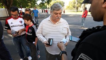 Policía escanea un documento con la aplicación especial del celular.