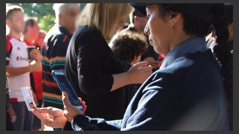 Una agente haciendo el control en uno de los ingresos al Coloso. 