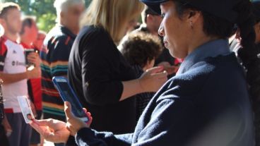 Una agente haciendo el control en uno de los ingresos al Coloso.