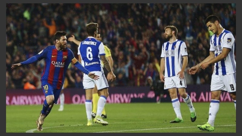 Messi celebrando uno de sus dos goles a Real Sociedad