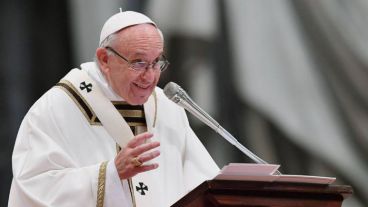 El Papa almorzó con presos y sin techo en Génova.