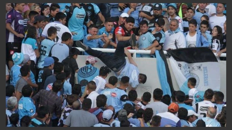 Emanuel se peleó con un hincha, quien comenzó a gritar que él era un infiltrado de Talleres.