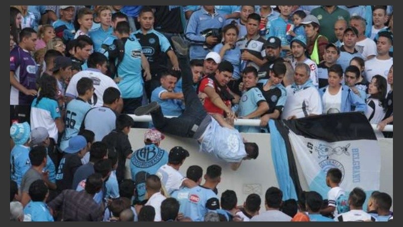 Balbo fue golpeado antes de caer al vacío.