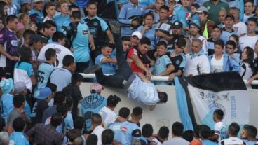 Balbo fue golpeado antes de caer al vacío.