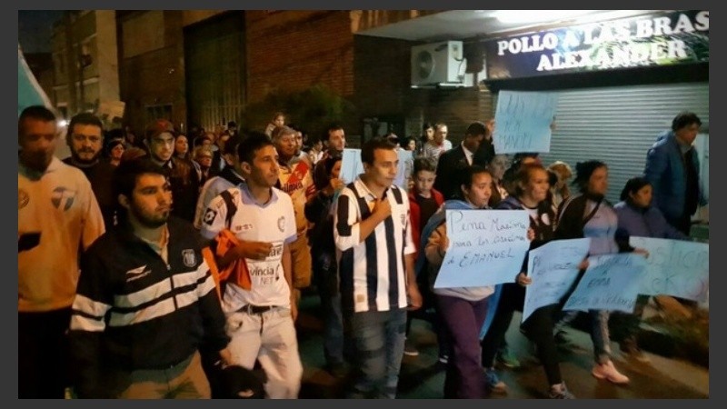 Con diferentes camisetas, marcharon para pedir justicia por Emanuel Balbo.