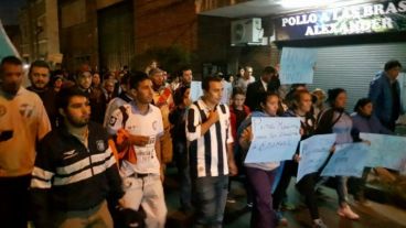 Con diferentes camisetas, marcharon para pedir justicia por Emanuel Balbo.