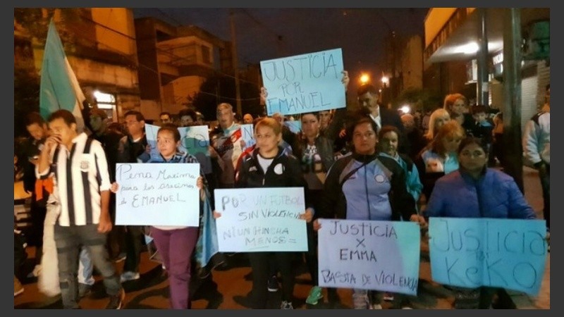 Con diferentes camisetas, marcharon para pedir justicia por Emanuel Balbo.