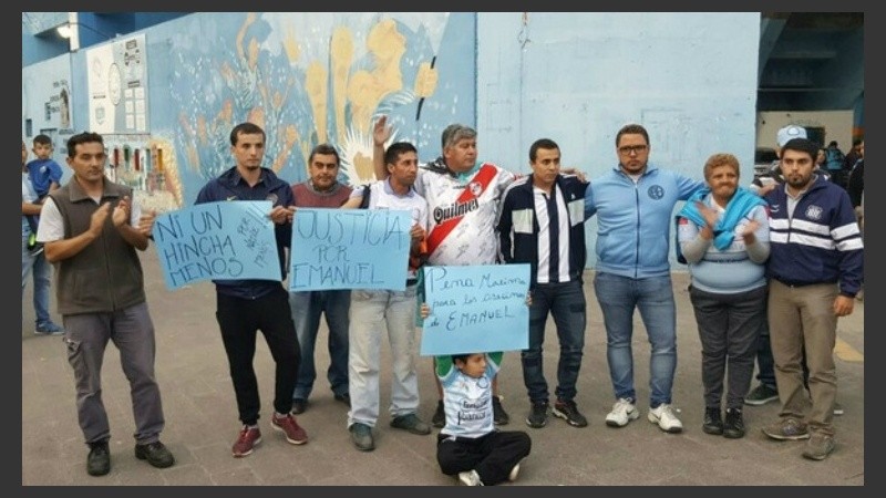 Con diferentes camisetas, marcharon para pedir justicia por Emanuel Balbo.