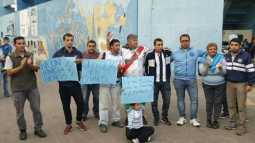 Con diferentes camisetas, marcharon para pedir justicia por Emanuel Balbo.