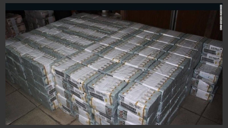 El dinero fue descubierto en una lujosa propiedad de Nigeria. 