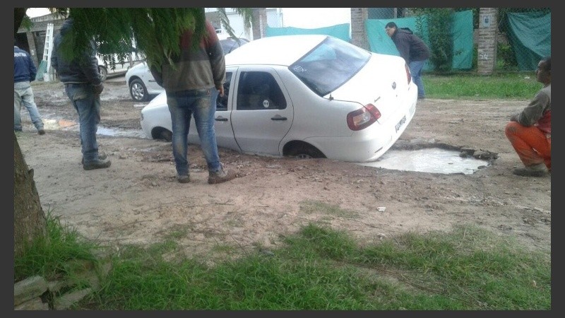 Así quedó el auto luego de caer en el pozo. 