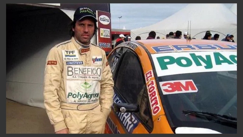 Nicolás Traut junto a su auto de TC 2000. 