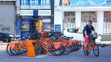 Un hombre utiliza una de las bicis públicas este lunes. (Alan Monzón/Rosario3.com)