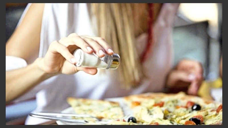 Aquellos que comen mucha sal, retienen más líquidos en el cuerpo y por lo tanto, consumen menos agua.