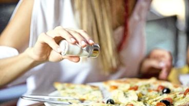 Aquellos que comen mucha sal, retienen más líquidos en el cuerpo y por lo tanto, consumen menos agua.