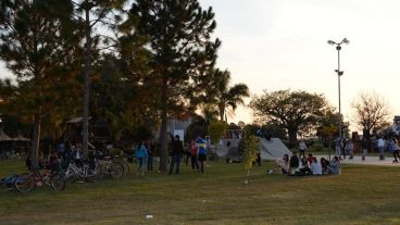 Atardecer en la plaza Manuel Belgrano.