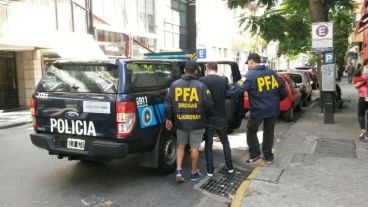 Imagen del procedimiento realizado el pasado 5 de abril, cuando la PFA detuvo a uno de los titulares de la productora Live Art.