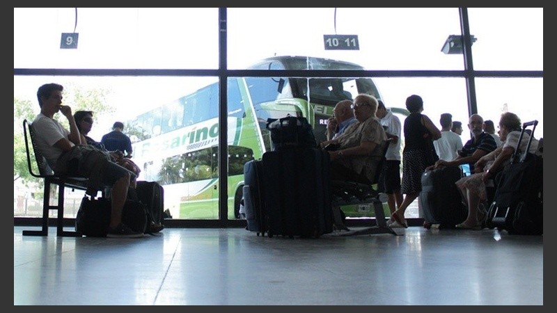 Los pasajeros afirman que tienen menos servicios que antes para conectarse con Rosario.