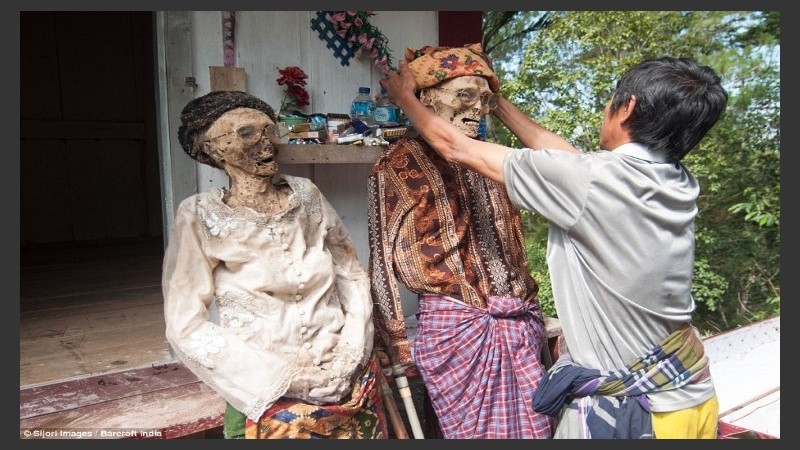 Los muertos pueden permanecer años junto a su familia.