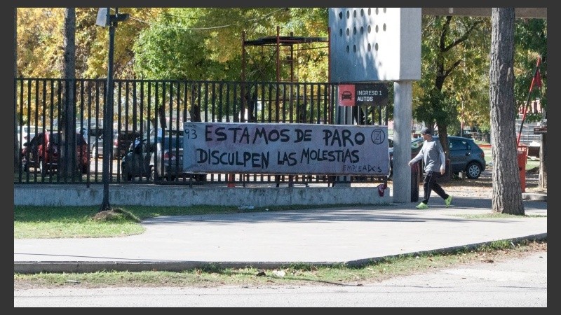 Así luce el ingreso al predio Bella Vista a raíz del paro de empleados.