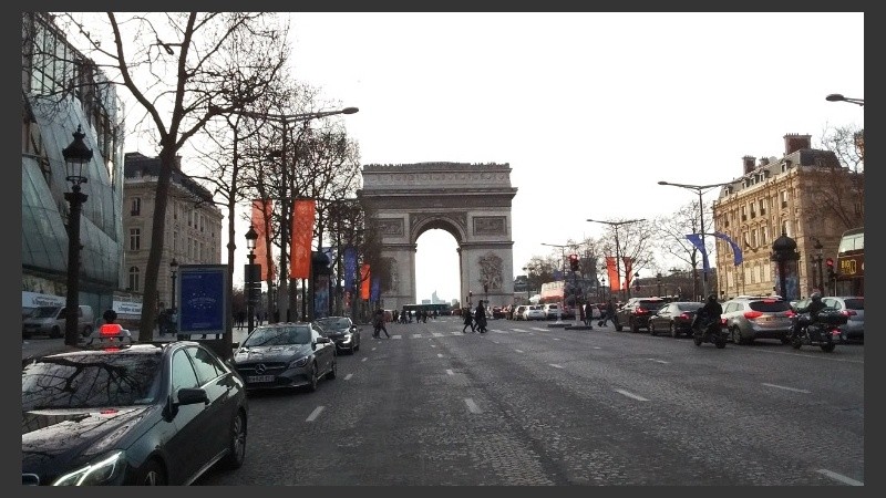 El hecho fue a metros del famoso Arco del Triunfo.