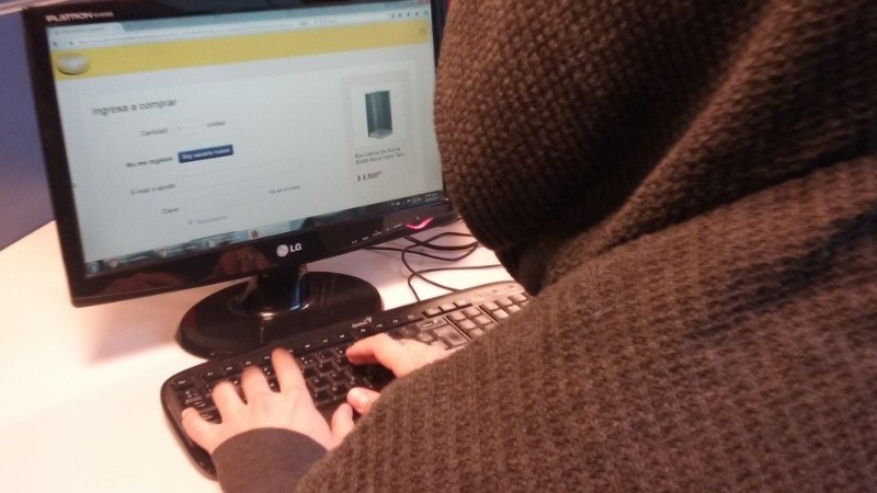 Con datos robados de tarjetas de crédito, el hacker compraba productos online.