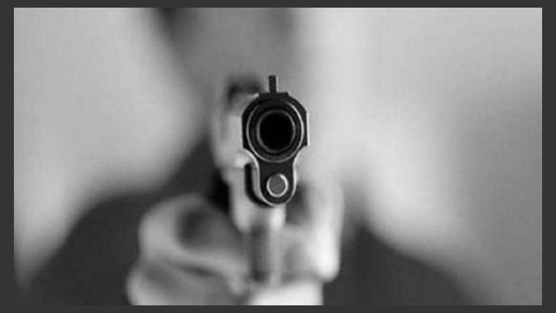 El joven recibió 4 tiros y está muy grave en el Heca. 