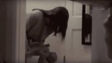 Una mujer dio a luz a su hija en el baño.